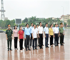 To offer flowers on the 107th birthday of General Secretary Nguyen Van Linh