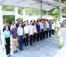 Provincial delegation offers incenses and flowers at: Truong Son National Martyrs’ Cemetery, Road 9 National Martyrs’ Cemetery and some relics in Quang Binh, Quang Tri, Ha Tinh provinces