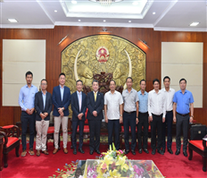 Chairman of the Provincial People's Committee Tran Quoc Van works with Sumitomo Corporation