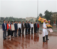 Đoàn đại biểu Thường trực HĐND tỉnh Hưng Yên và Thường trực HĐND tỉnh Phú Yên dâng hoa tại Tượng đài Tổng Bí thư Nguyễn Văn Linh