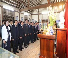 Dâng hương, dâng hoa tưởng nhớ Chủ tịch Hồ Chí Minh, Tổng Bí thư Nguyễn Văn Linh và tưởng niệm các anh hùng liệt sĩ