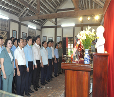 Dâng hương, dâng hoa tưởng nhớ Chủ tịch Hồ Chí Minh, Tổng Bí thư Nguyễn Văn Linh và tưởng niệm các anh hùng liệt sĩ