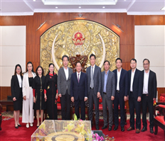 Chairman of the Provincial People's Committee Tran Quoc Van works with SungWoo S.I Group (Korea)