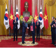 Chủ tịch UBND tỉnh Trần Quốc Văn và Tổng giám đốc Tổng Công ty Nhà đất Hàn Quốc Lee Han Joon đã ký văn kiện hợp tác về tăng trưởng đô thị