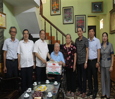 Chủ tịch UBND tỉnh Trần Quốc Văn thăm, tặng quà người có công với cách mạng trên địa bàn thành phố Hưng Yên