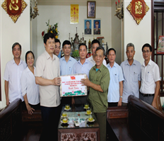 The Permanent Deputy Secretary of the Provincial Party Committee Tran Quoc Toan visited and presented gifts to people with meritorious services to the revolution in Kim Dong district