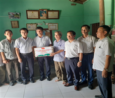 The Permanent Deputy Chairman of the Provincial People's Council Le Xuan Tien presented gifts to the people with meritorious services to the revolution