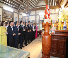 Former President Truong Tan Sang and delegates offered incense and flowers to commemorate President Ho Chi Minh and General Secretary Nguyen Van Linh.