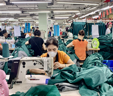 Garment businesses make efforts in the last months of the year