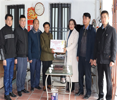 Lãnh đạo Thị ủy Mỹ Hào tặng quà Tết các gia đình chính sách, người có công, đảng viên cao tuổi Đảng