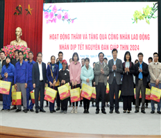 Bộ trưởng Bộ Nông nghiệp và Phát triển nông thôn Lê Minh Hoan thăm, tặng quà công nhân lao động có hoàn cảnh khó khăn