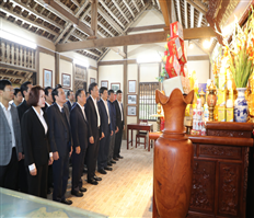 Dâng hương, dâng hoa tưởng nhớ Chủ tịch Hồ Chí Minh, Tổng Bí thư Nguyễn Văn Linh và tưởng niệm các anh hùng liệt sĩ