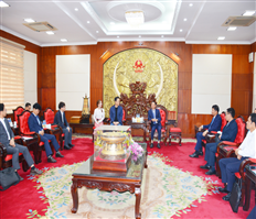 Chairman of the Provincial People's Committee Tran Quoc Van worked with VTK Hung Yen Industrial Park Investment and Development Company Limited and LG Energy Solution Company (Korea)