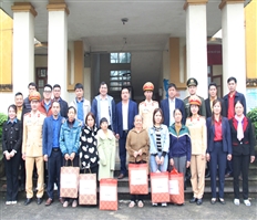 Tổ chức thăm, tặng quà các trường hợp có hoàn cảnh khó khăn