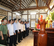 Dâng hương, dâng hoa tưởng nhớ Chủ tịch Hồ Chí Minh, Tổng Bí thư Nguyễn Văn Linh và tưởng niệm các anh hùng liệt sĩ