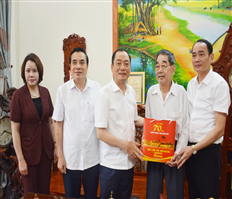 Đồng chí Phó Bí thư Tỉnh ủy, Chủ tịch UBND tỉnh Trần Quốc Văn thăm, tặng quà các gia đình chính sách, chiến sĩ Điện Biên Phủ