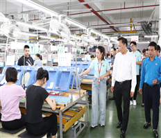 Đồng chí Bí thư Tỉnh ủy Nguyễn Hữu Nghĩa thăm, tặng quà công nhân, người lao động