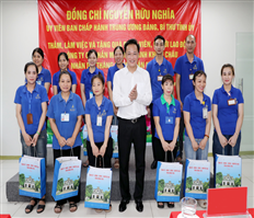 Comrade Secretary of the Provincial Party Committee Nguyen Huu Nghia visited and gave gifts to workers