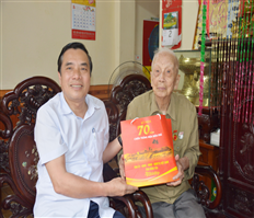 Visiting and giving gifts to Dien Bien Phu soldiers' families