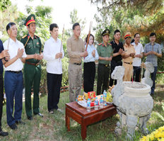 Đoàn cán bộ hai tỉnh Hưng Yên và Hải Dương dâng hương, dâng hoa tại Nghĩa trang Liệt sĩ quốc gia Trường Sơn, Nghĩa trang Liệt sĩ quốc gia Đường 9 và một số di tích tại các tỉnh Quảng Bình, Quảng Trị