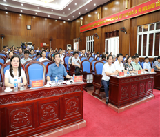 The Provincial National Assembly delegation meets voters in Van Lam and Van Giang districts