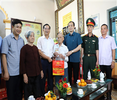 Visiting and giving gifts to relatives of martyrs and soldiers of Dien Bien Phu