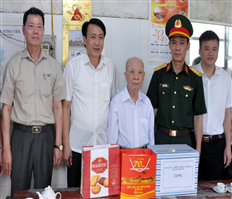 Visiting and giving gifts to Dien Bien Phu soldiers and martyrs' families