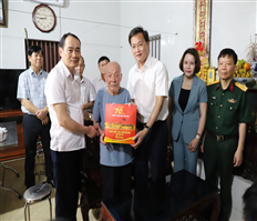 Provincial Party Secretary Nguyen Huu Nghia visited and gave gifts to policy families and Dien Bien Phu soldiers