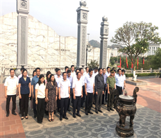 The delegation of Hung Yen province offers incense to commemorate President Ho Chi Minh and commemorate heroic martyrs in Son La province