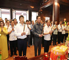 The delegation of Hung Yen province offered incense and flowers to pay tribute to heroic martyrs in Dien Bien province