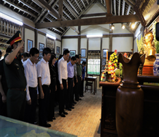 Dâng hương, dâng hoa tưởng nhớ Chủ tịch Hồ Chí Minh, Tổng Bí thư Nguyễn Văn Linh và tưởng niệm các anh hùng liệt sĩ