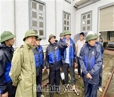 Chủ tịch UBND tỉnh Trần Quốc Văn kiểm tra thiệt hại của bão số 3