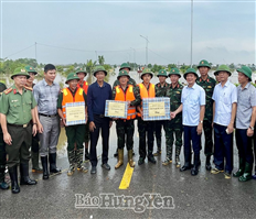 Đồng chí Chủ tịch UBND tỉnh Trần Quốc Văn kiểm tra công tác ứng phó với mưa, lũ tại các huyện Khoái Châu, Văn Giang