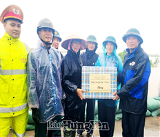 Chủ tịch UBND tỉnh Trần Quốc Văn kiểm tra tình hình ứng phó với ngập lụt tại thành phố Hưng Yên và các huyện Tiên Lữ, Phù Cừ