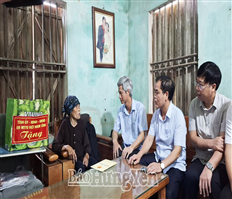 Provincial National Assembly Delegation: Giving gifts and encouragement to people affected by storms and floods in Xuan Quan commune