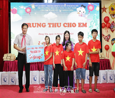 Đồng chí Bí thư Tỉnh ủy Nguyễn Hữu Nghĩa dự chương trình “Trung thu cho em”