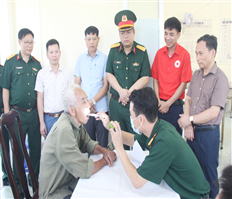 Khám bệnh, tư vấn sức khỏe và tặng quà tại xã Đình Dù