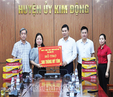Phó Chủ tịch Thường trực UBND tỉnh Nguyễn Lê Huy trao hỗ trợ huyện Kim Động bị thiệt hại do bão lũ
