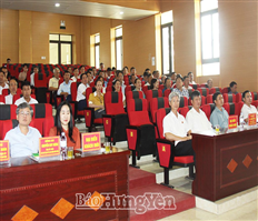 The Provincial Delegation of the National Assembly meets with voters in Phu Cu district