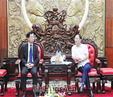 Chairman of the Provincial People's Committee Tran Quoc Van worked with leaders of Tsukuba Vietnam Mold Co., Ltd