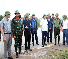 Chairman of the Provincial People's Committee Tran Quoc Van inspected the response to rain and flood in Khoai Chau district and Van Giang district