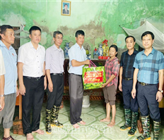 Comrade Standing Vice Chairman of the Provincial People's Council Le Xuan Tien presented gifts to disadvantaged families affected by storm No. 3 in Van Lam district
