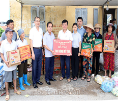 Delivering goods to support people in Van Giang district affected by rain and floods