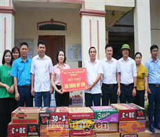 Delivering goods to support people in Hung Yen city affected by storms and floods