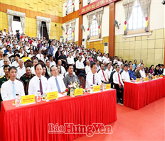 Van Lam district received the First Class Labor Medal and met to celebrate the 25th anniversary of the district's re-establishment