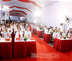 Van Giang district received a certificate recognizing the district as meeting advanced new rural standards and met to celebrate the 25th anniversary of re-establishment