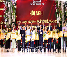 Tuyên dương người nộp thuế tiêu biểu năm 2023 và đối thoại doanh nghiệp năm 2024