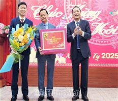 Chủ tịch UBND tỉnh Trần Quốc Văn thăm, động viên một số cơ quan, đơn vị trực Tết