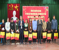 Bộ trưởng Bộ Tư pháp Nguyễn Hải Ninh thăm, tặng quà đoàn viên, người lao động tại huyện Khoái Châu