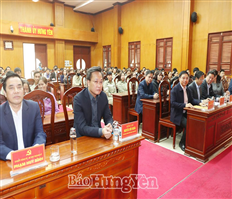 Bộ trưởng Bộ Tài chính Nguyễn Văn Thắng thăm, tặng quà đoàn viên, người lao động tại thành phố Hưng Yên